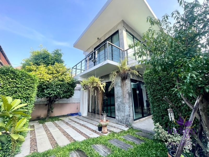 Modern Loft House for sale Chiang Mai City Center, 3 bedrooms 4 bathrooms with roof top area in Chiang Mai Old town.