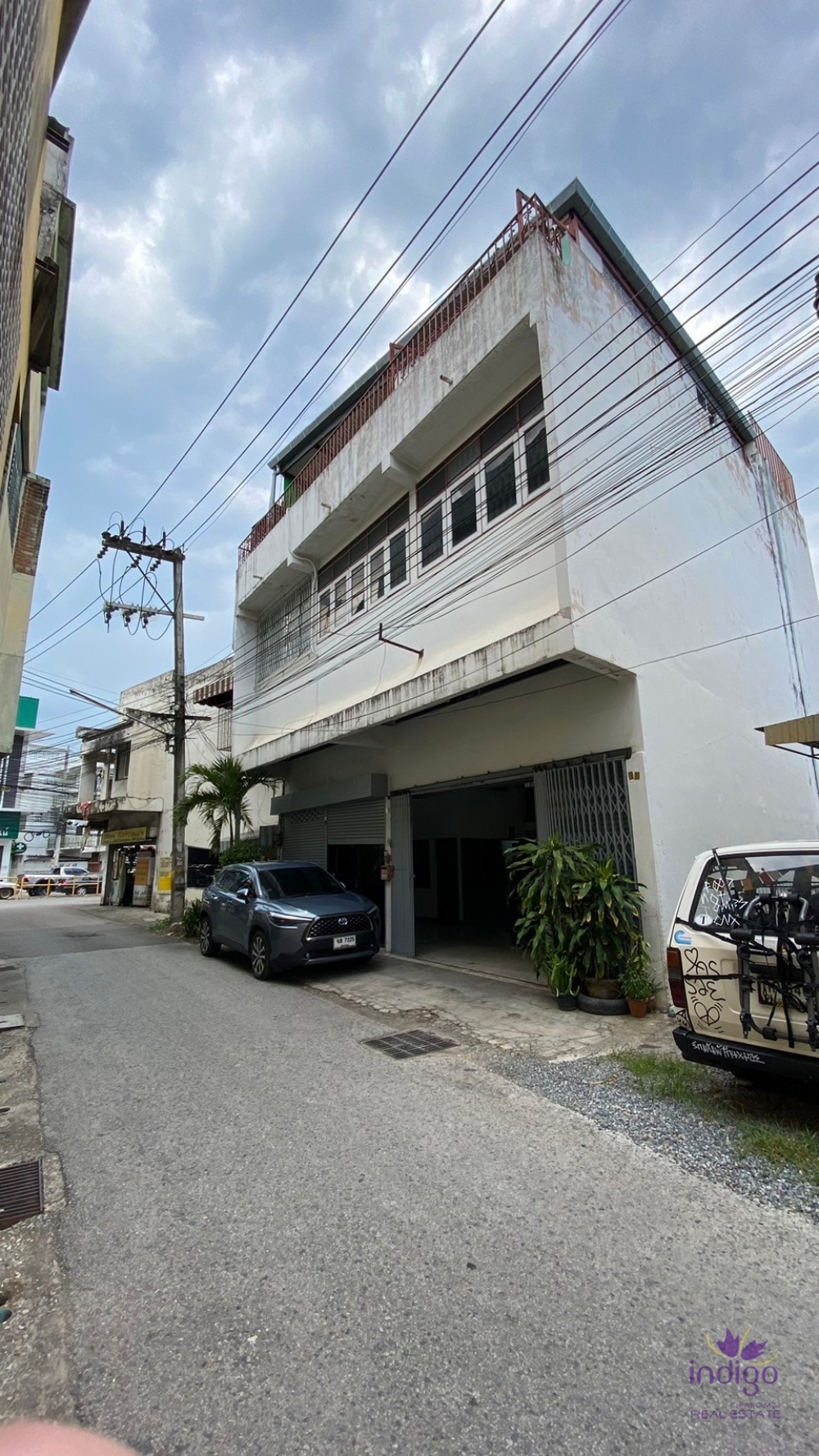 This twin shophouse it’ll be perfect to be renovated  into a guest house,  small boutique hotel is located in a prime area, Chang Phueak,Chiang Mai