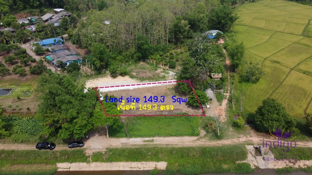 出售空地，面积 149.3 平方哇 适合建设自住房或度假屋 水电可接入 土地前方有一块延伸区域（池塘区域），可打造漂亮的景观花园，但该区域属于皇家灌溉局土地，不能进行建筑施工